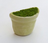 petit vase "demi-rond", jaune, avec mousse et herbe